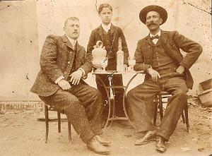 Vicente Galiana a (gauche)- St Denis-du-Sig circa 1900 - Anisado Galiana
